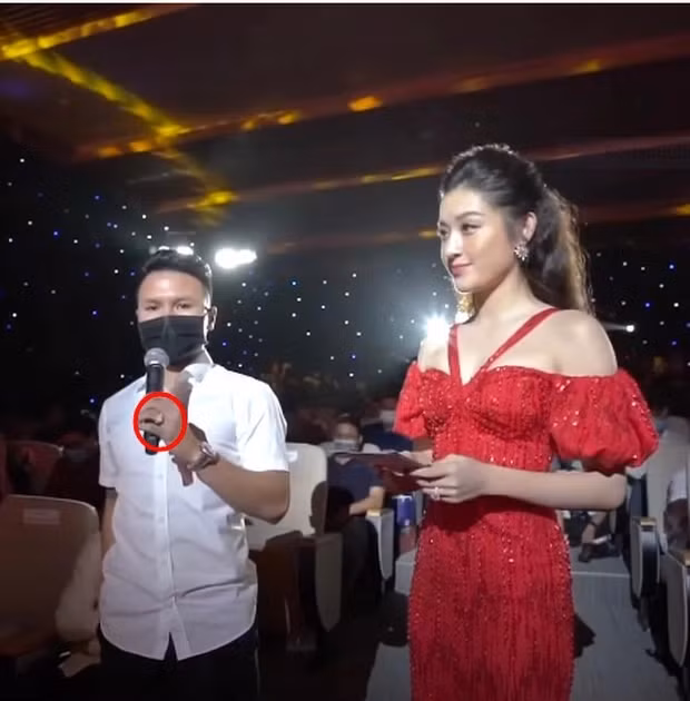Quang Hải đeo chiếc nhẫn của thương hiệu Cartier trị giá khoảng 525 triệu đồng trong sự kiện bốc thăm vòng loại thứ 3 của giải World Cup. Ảnh: Phunumoi