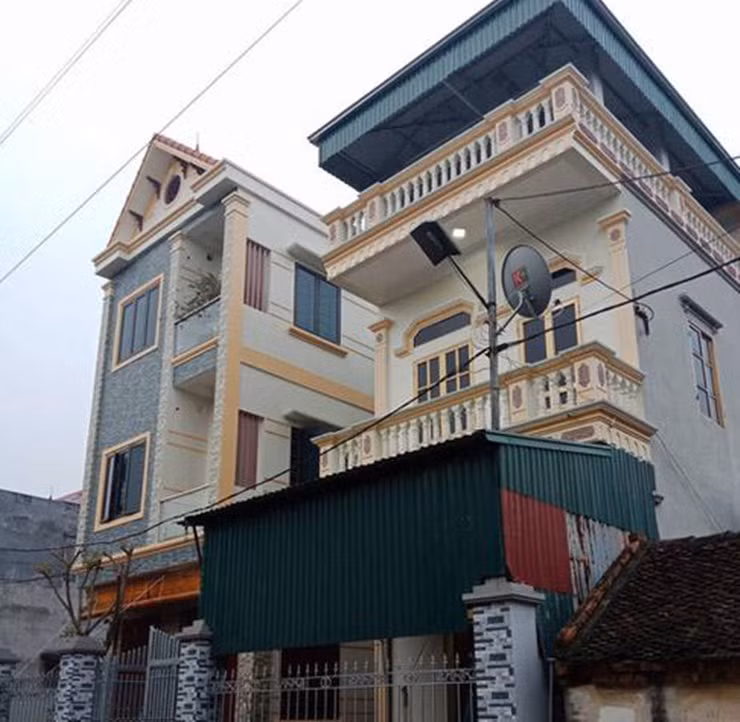 Không chỉ mua xe, Quang Hải còn xây dựng thêm một căn nhà mới bên trái, cạnh nhà bố mẹ tại Đông Anh (Hà Nội). Ảnh: Vietnamnet
