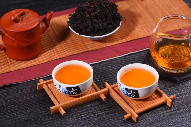 Không chỉ được thu hoạch từ những cây đã mọc trên núi hơn 300 năm, trà Đại Hồng Bào còn được chế biến một cách cực kỳ công phu, tuân thủ nghiêm ngặt những nguyên tắc làm trà truyền thống. Ảnh: Vietblend