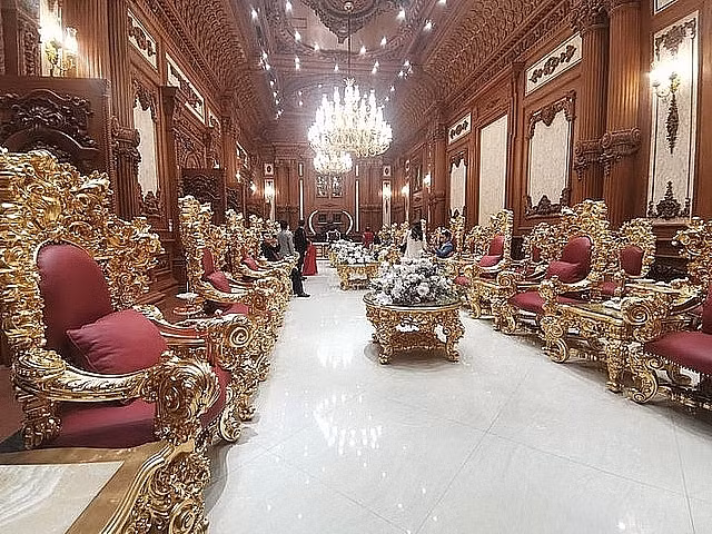 Phòng tiếp khách có diện tích rộng tương đương một căn chung cư, được bố trí khoảng vài chục ghế dát vàng sang trọng. Ảnh: Facebook