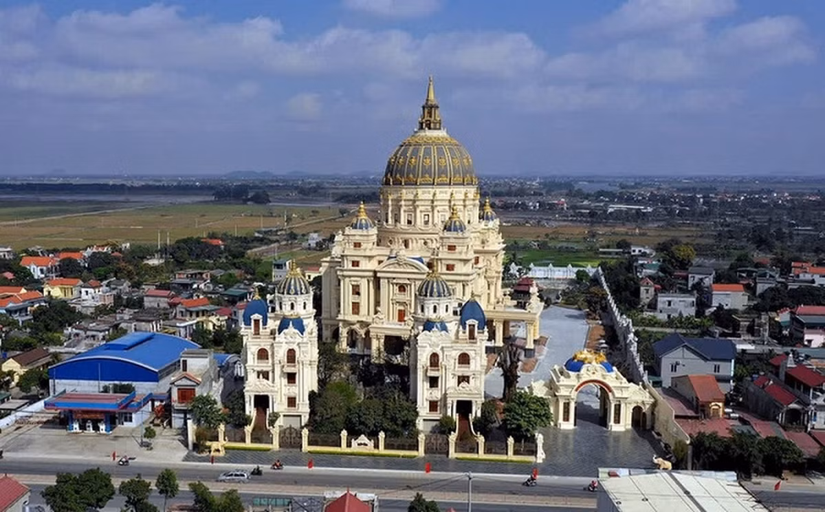 Khuôn viên công trình rộng khoảng 10.000 m2 với hệ thống cổng và rào chắn kiên cố bao quanh. Ảnh: Dân Việt
