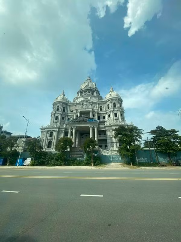 Theo đơn vị được cho là nhà tư vấn thiết kế công trình, đây là một trong những tòa lâu đài lớn nhất Việt Nam với diện tích xây dựng hơn 13.000m2 sàn xây trên khu đất 3.500m2. Ảnh: FB Lâu đài Hải Linh Việt Trì Phú Thọ