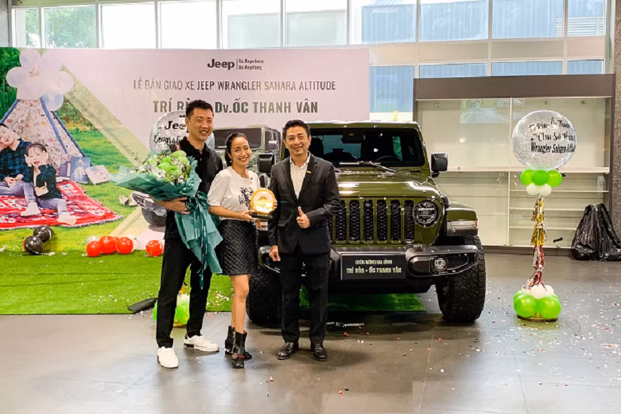 Năm 2021, Ốc Thanh Vân cùng chồng tậu SUV địa hình Jeep Wrangler Sahara Altitude có giá lăn bánh gần 4 tỷ đồng. Ảnh: Người đưa tin
