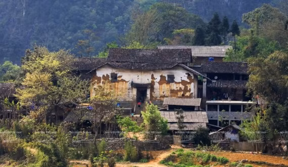 Giữa thung lũng yên ả, nhà cổ họ Vừ hiện lên với diện mạo cũ kĩ. Những mảng tường đã bong tróc, những mảnh ngói đã sẫm màu qua năm tháng... Ảnh: VNP