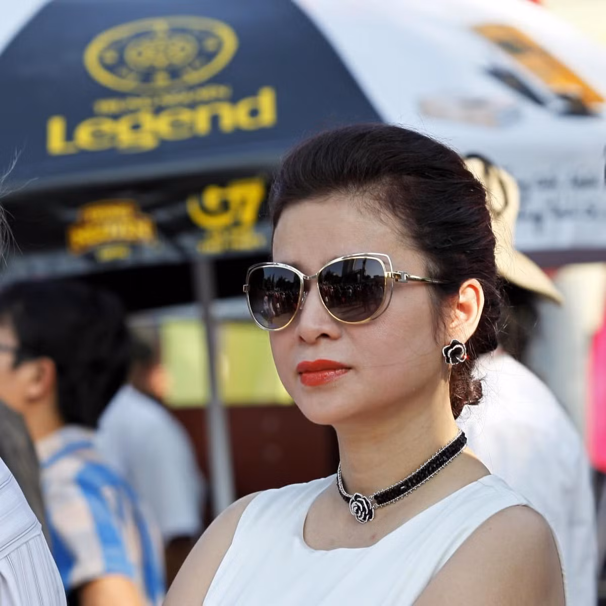 Ngoài sự trẻ trung, nữ doanh nhân còn toát lên khí chất mạnh mẽ, sang trọng nổi bật giữa đám đông. Ảnh: FBNV