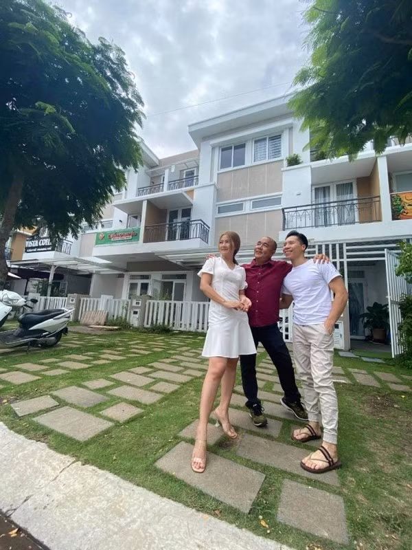 Vợ chồng Quốc Nghiệp - Ngọc Mai và hai con hiện sống trong ngôi nhà khang trang tại TP HCM. Ảnh: Facebook