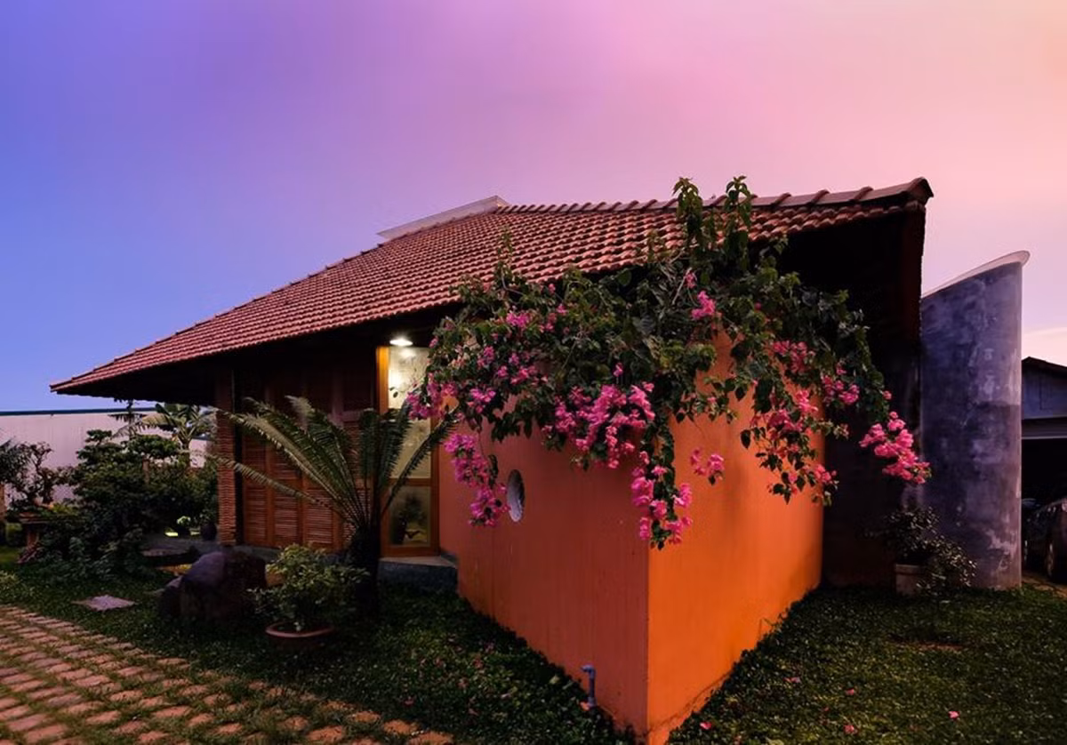 Được xây dựng trên mảnh đất tại Bảo Lộc (Lâm Đồng), Giao House là ngôi nhà xinh xắn của cặp vợ chồng giáo viên.