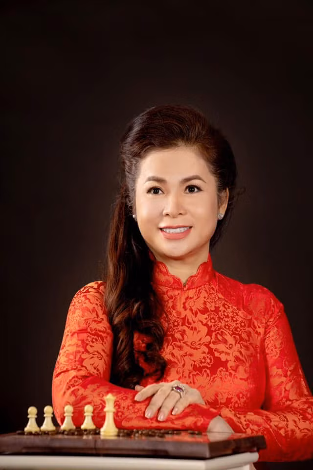 Bà Diệp Thảo trung thành với mái tóc dài, gương mặt sáng.