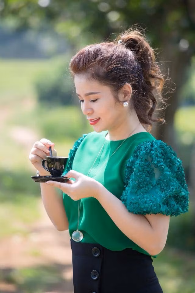 Phong cách thời trang của bà Diệp Thảo toát lên sự sang trọng, đúng chất doanh nhân.