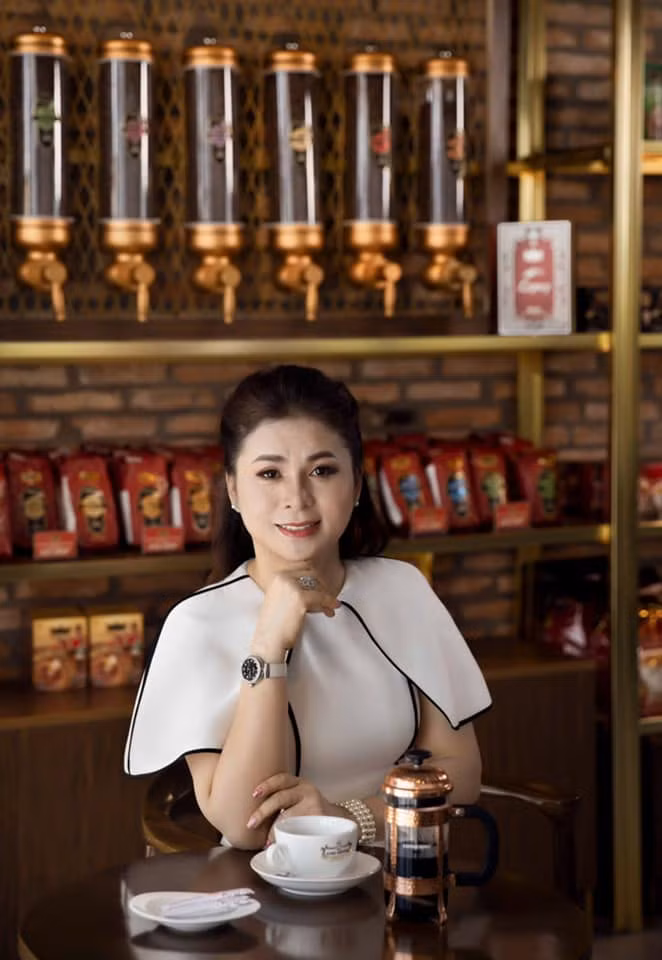 Ở tuổi 50 bà giữ được làn da trắng hồng hào, mịn màng.