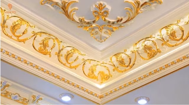 Các phào chỉ, họa tiết đắp nổi trên trần và ở các cột nhà cũng được dát vàng. Nguồn ảnh; chụp màn hình NhaTo