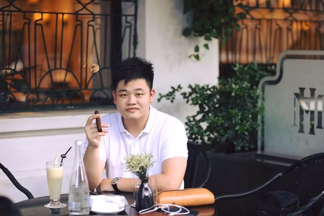 Chàng thiếu gia 9X này đang giữ chức phó tổng giám đốc công ty kinh doanh vàng bạc của gia đình. Ảnh: Nguoiquansat
