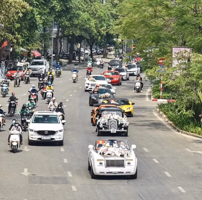 Đoàn siêu xe tham gia lễ cưới là những chiếc siêu xe đắt tiền như Lamborghini Aventador, Ferrari 488 Spider hay Bentley Continental. Ảnh: Nhịp sống thị trường