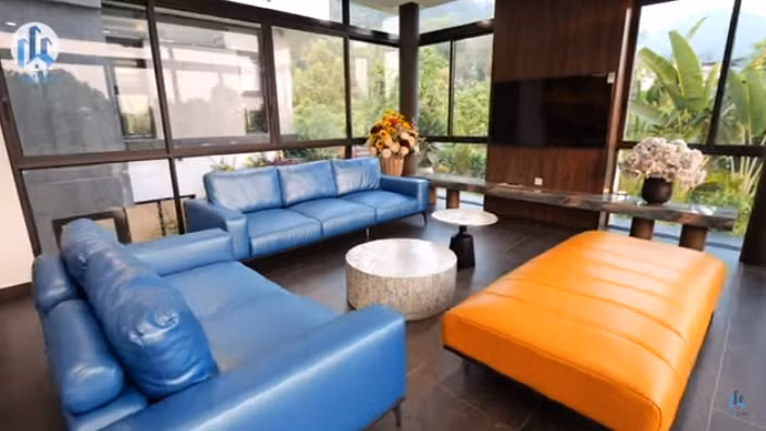 Phòng khách nổi bật với sofa vàng - xanh bắt mắt.