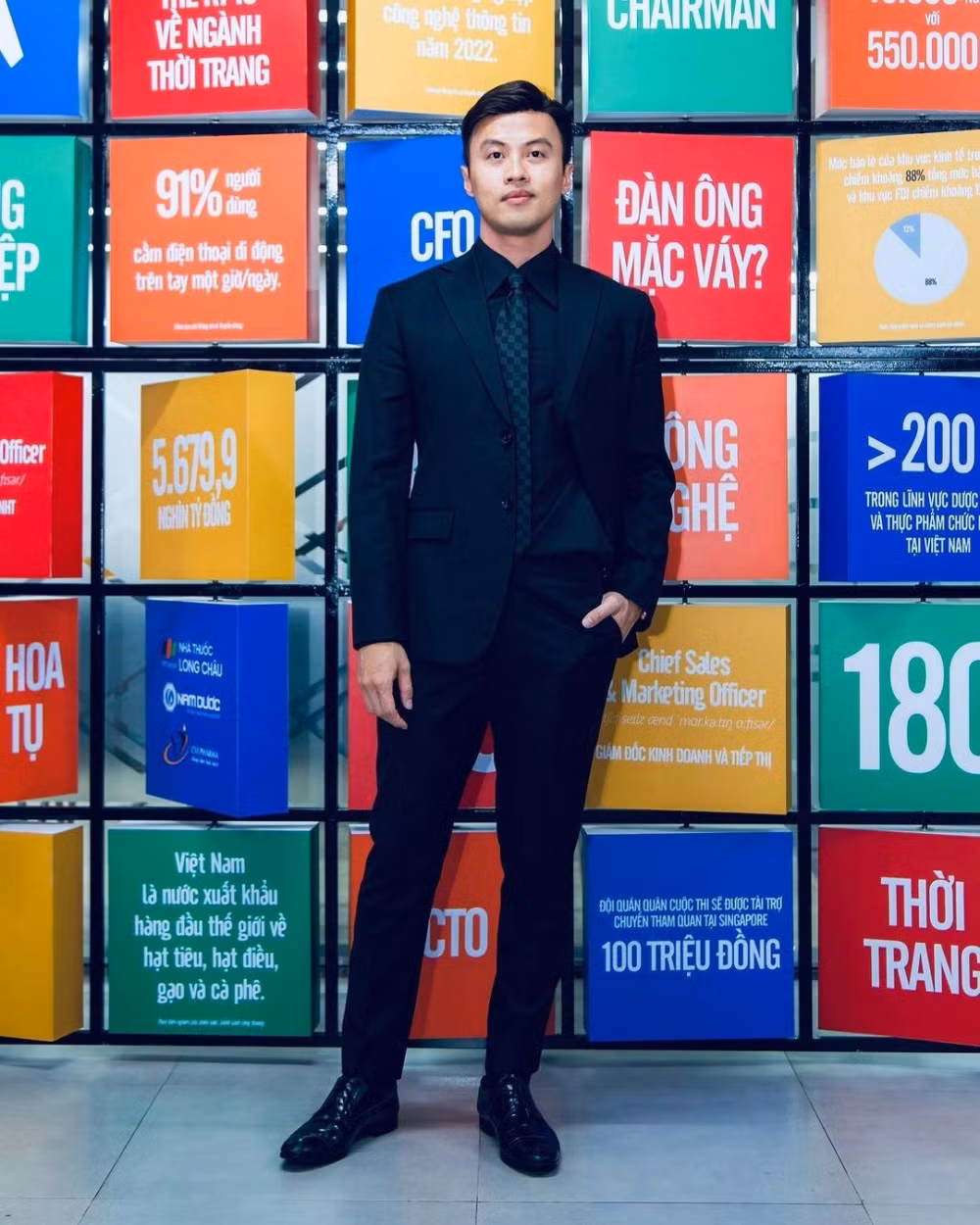 Dù khó khăn nhưng cha mẹ vẫn tiết kiệm tiền cho Khoa đi học. Từ khi còn nhỏ, Khoa đã được cha hướng dẫn về kinh doanh và bán hàng.