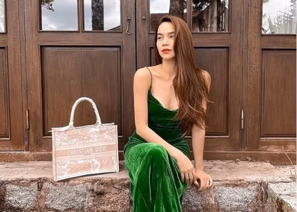 Bên cạnh đó, Hồ Ngọc Hà còn là tín đồ của hàng hiệu. Nữ ca sĩ sở hữu nhiều thương hiệu lớn trên thế giới với mỗi món đồ có giá cao ngất ngưởng.