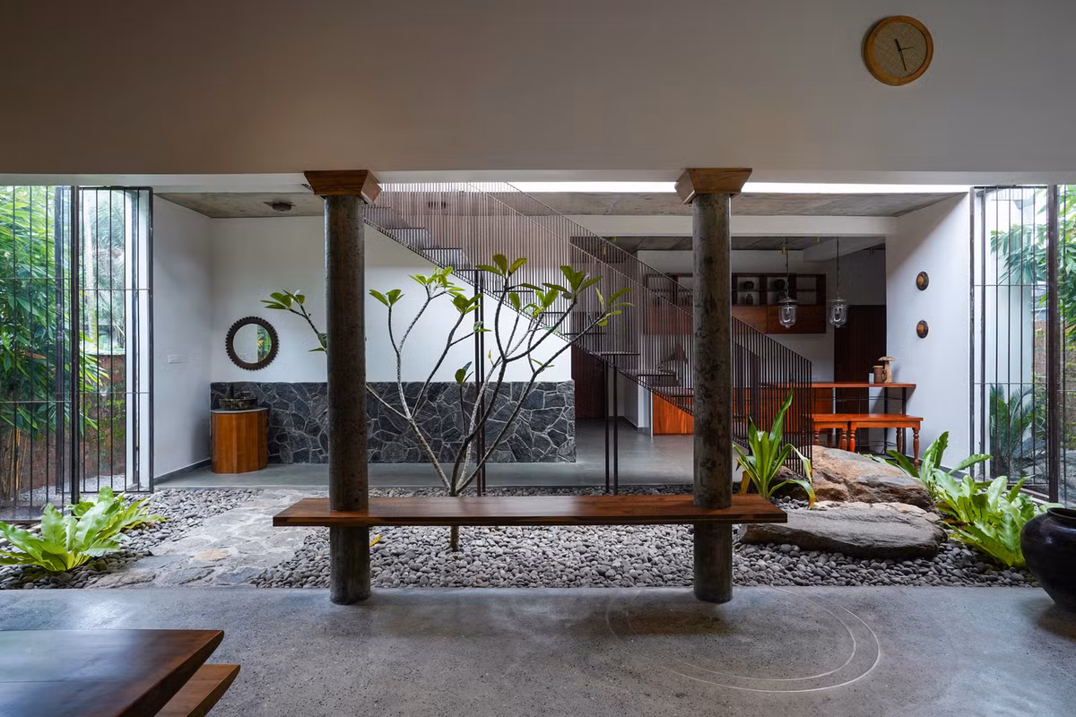 Chỗ ngồi được bố trí hướng ra sân khiến nơi đây trở thành một không gian tụ tập ngọt ngào.