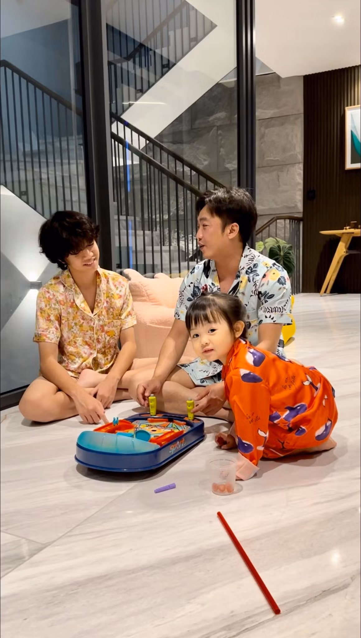 Dù công việc bận rộn nhưng Cường Đô La vẫn dành nhiều thời gian cho gia đình. " Đại gia phố núi" thường xuyên đăng tải hình ảnh bên các con.