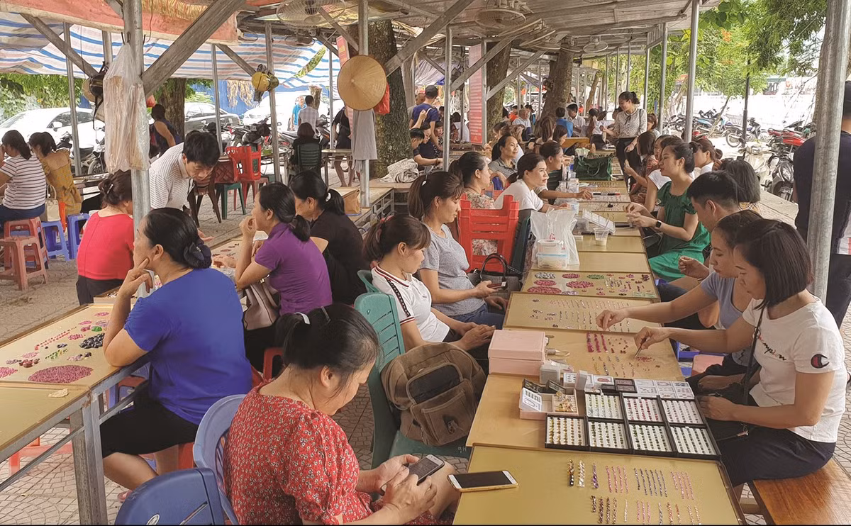 Phiên chợ có gần 100 bàn đá, họp vào tất cả các ngày trong tuần. Ảnh: Mia