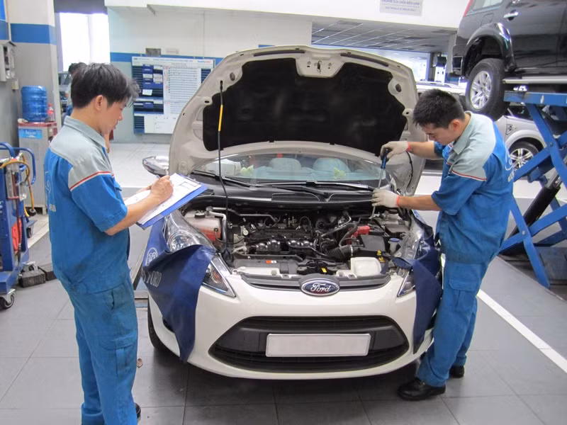 Một thợ sửa chữa ô tô chuyên nghiệp có thu nhập trung bình dao động từ 7 - 15 triệu đồng/tháng. Ngoài mức thu nhập cao và ổn định, nghề sửa chữa ô tô còn có tiềm tiềm năng phát triển bền vững, lâu dài. Ảnh: Trungtamdaynghethanhxuan