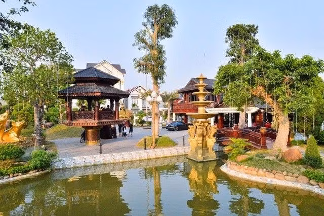 Anh Chiến còn xây công viên sinh thái hàng nghìn mét vuông cho bà con có chỗ vui chơi giải trí. Ảnh: Nhịp sống Việt