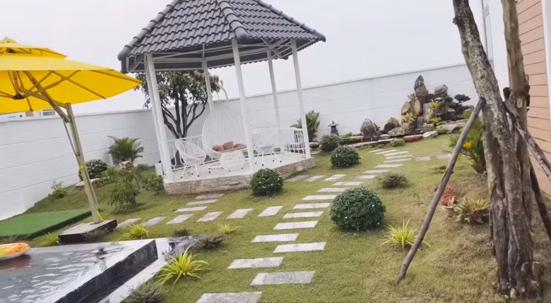 Lối đi trong khu vườn được lát gạch vừa đẹp mắt vừa chống trơn.