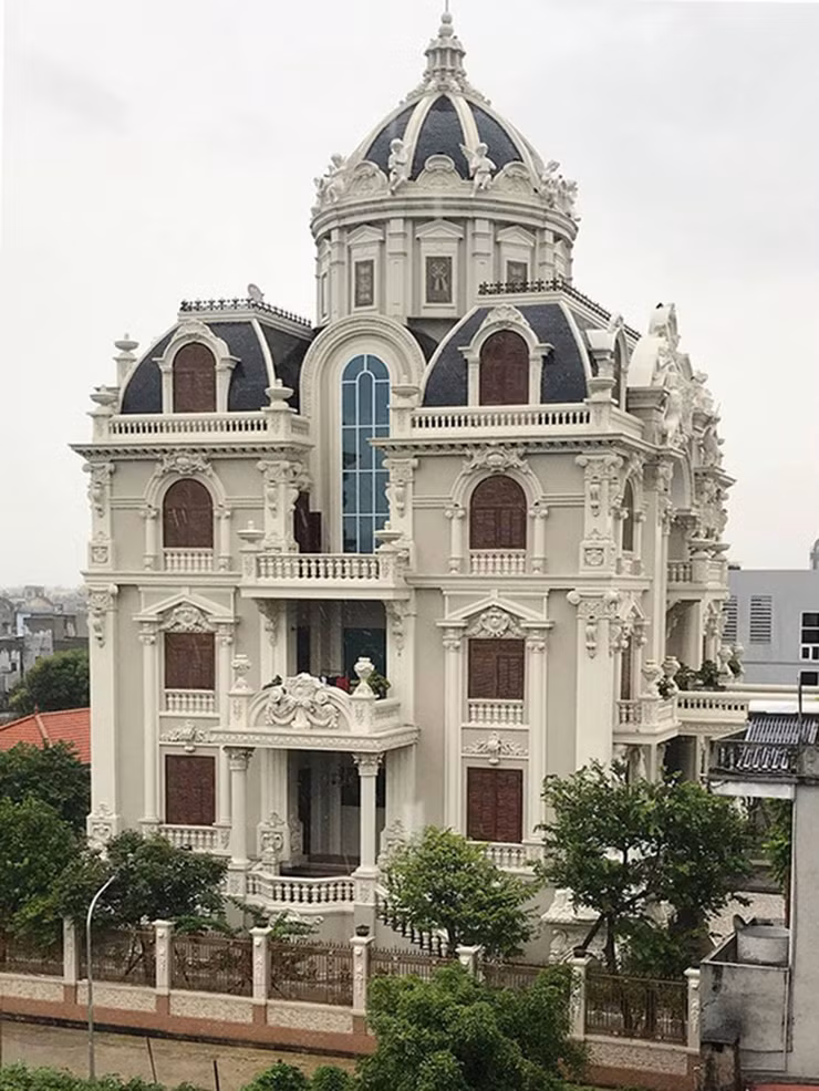 Tòa lâu đài gồm 5 tầng đồ sộ, được xây dựng trong thời gian hơn 9 năm. Ảnh: Dân Việt