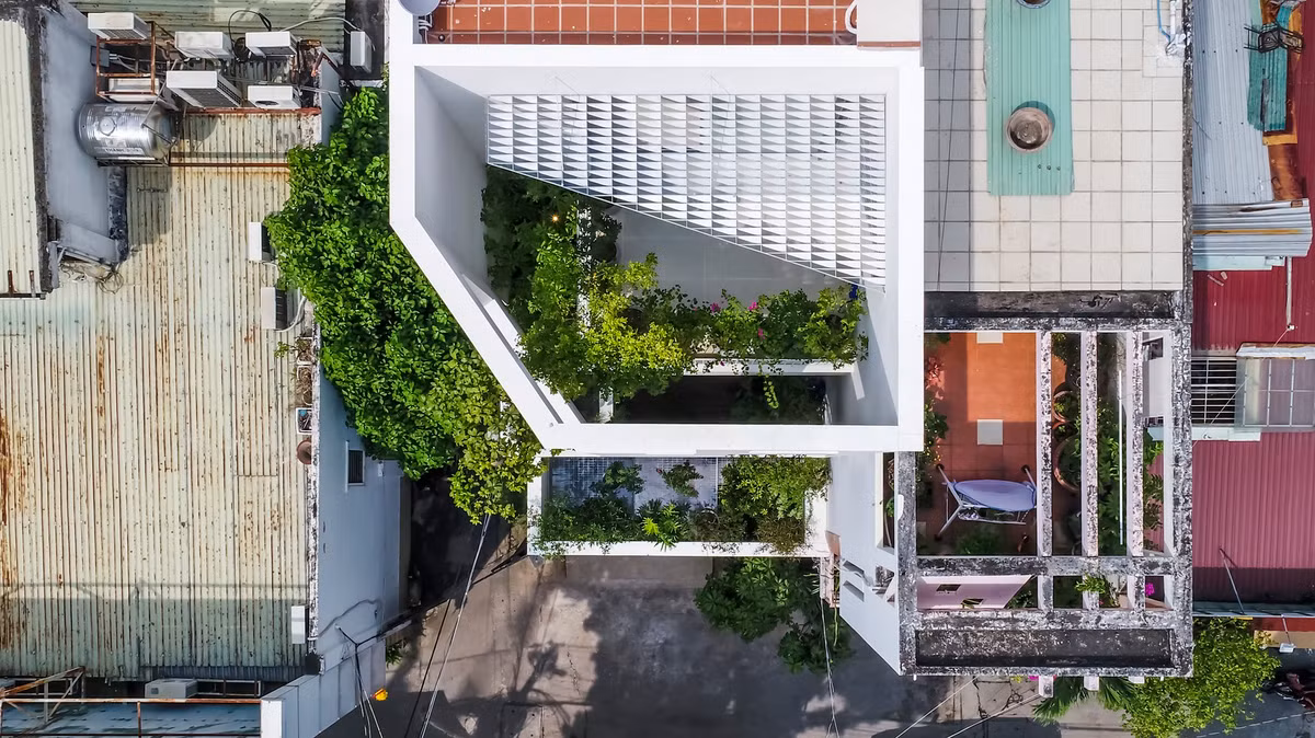 Để cải thiện môi trường sống, các không gian bên trong được ngăn cách với bên ngoài qua một lớp không gian xốp, hình thành các vùng bóng râm xanh mát.