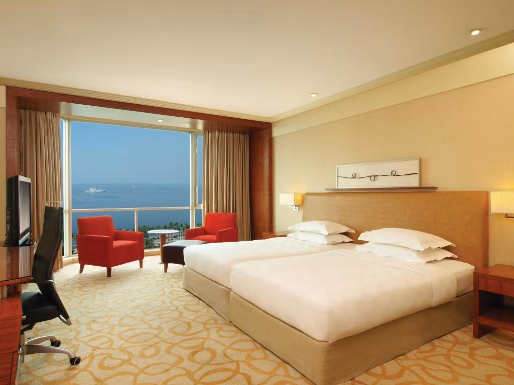 Khách sạn New Coast Manila nằm ở vị trí đắc địa tại trung tâm thành phố Manila, hướng ra vịnh Manila. Ảnh: Booking