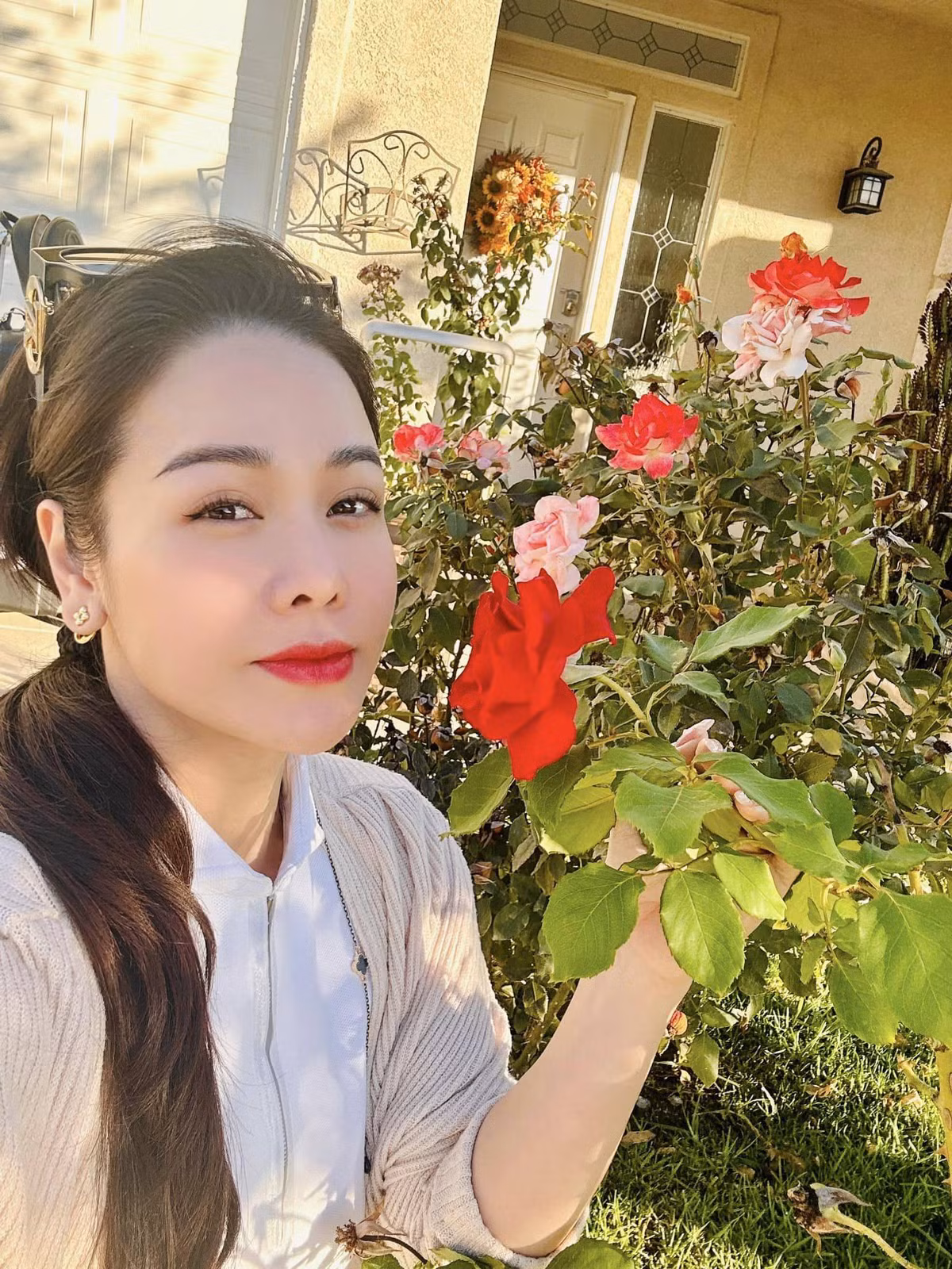 Trong khi chồng cũ đã tìm được hạnh phúc mới, diễn viên Nhật Kim Anh vẫn kín tiếng trong chuyện tình cảm. Nữ diễn viên tập trung phần lớn thời gian cho kinh doanh, hoạt động nghệ thuật và quây quần bên con trai.