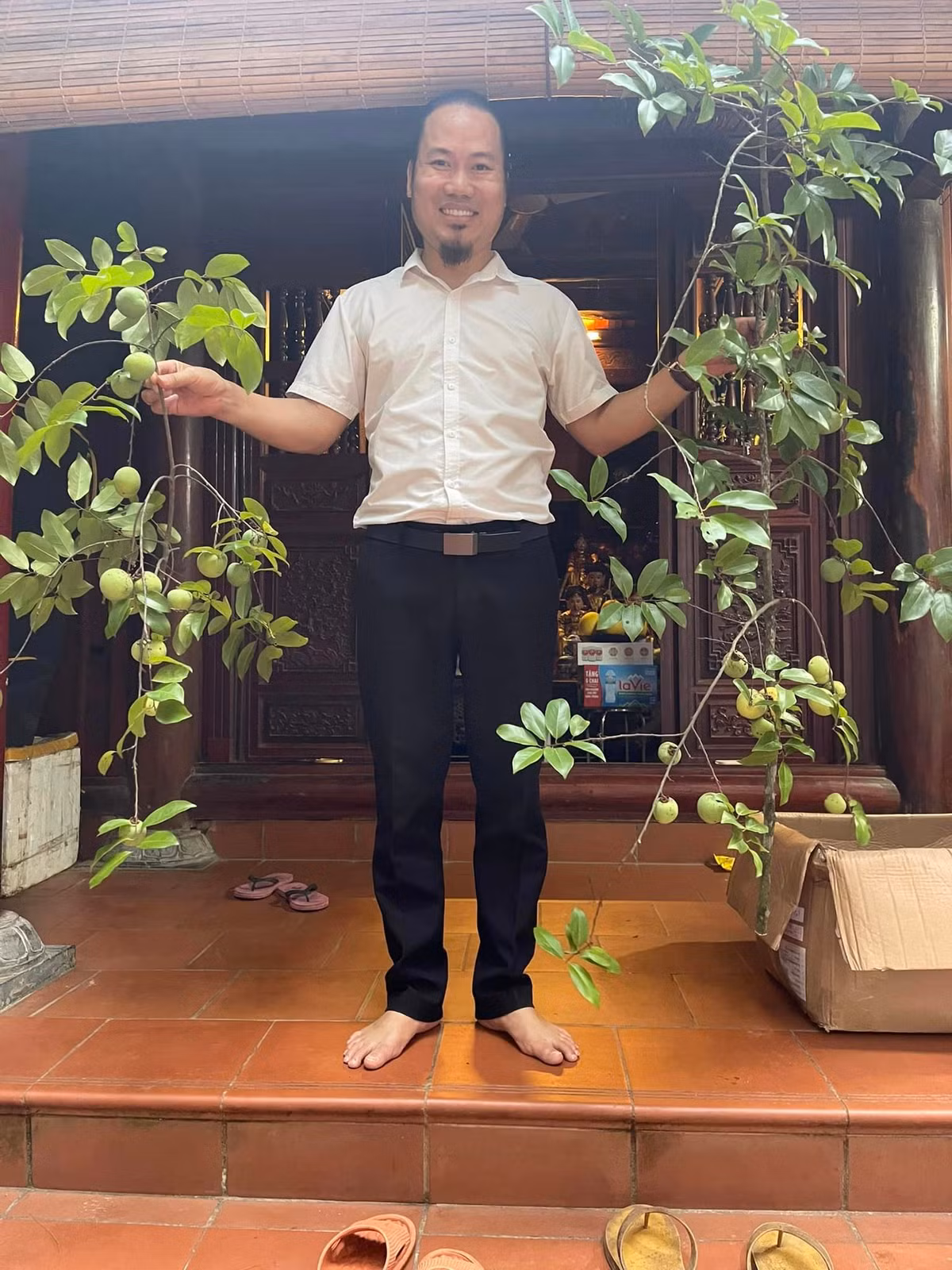Đặc biệt, toàn bộ công trình được làm bằng các loại gỗ quý như lim, cẩm lai, sến... Ảnh: FBNV