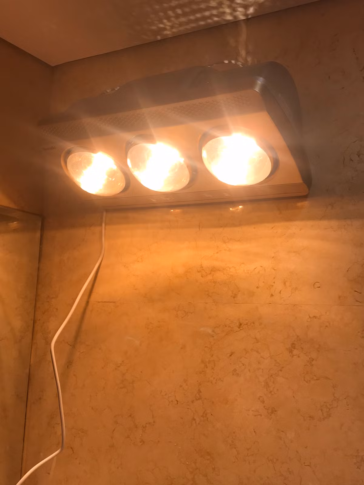 Để tiết kiệm điện năng, người tiêu dùng có thể lựa chọn các dòng máy sưởi có công suất lớn từ 800 - 1200W để làm ấm phòng nhanh hơn. Ảnh: Internet