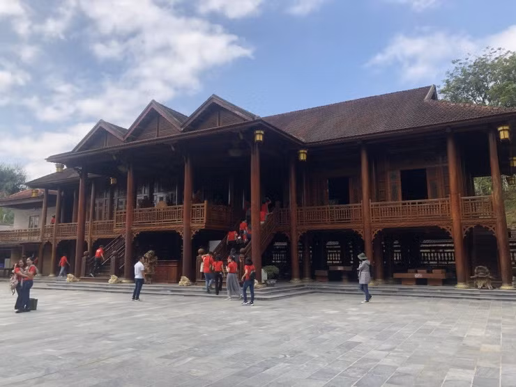  Nhà sàn có lan can bao quanh mặt trước và mặt sau, 15 bậc cầu thang lên xuống của 2 cửa chính thể hiện sự tinh tế quan điểm về vũ trụ, âm dương ngũ hành và nhân – sinh – quan cao đẹp. Ảnh: Plo