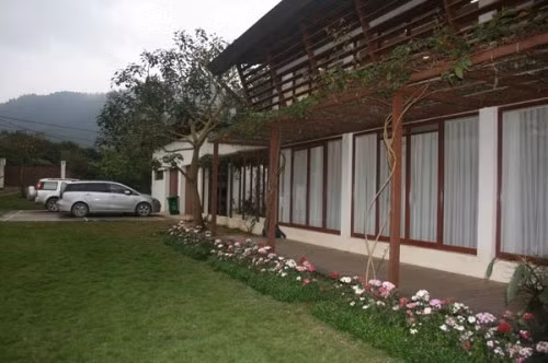 Toàn bộ biệt thự của diva Mỹ Linh có diện tích 10.000 m2, bao gồm các khu vực chức năng: 1 nhà ở khoảng 300 m2, 1 phòng thu diện tích khoảng 390 m2, 1 bể bơi khoảng 60 m2, garage ô tô và các công trình phụ trợ khác. Ảnh: Internet
