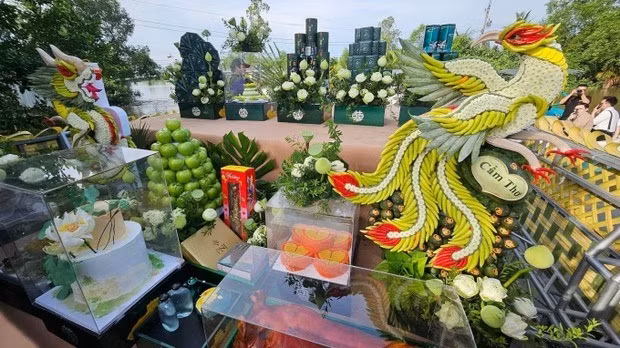 Đáng chú ý, phía nhà trai Gin Tuấn Kiệt trao quà cưới gồm 20 cây vàng (gần 1,4 tỷ đồng), 1 bộ trang sức vàng và 500 triệu đồng hiện kim. Ảnh: Tiền phong