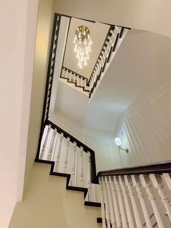 Biệt thự của MC Vân Hugo có tone màu trắng chủ đạo. Bên ngoài thoáng mát với nhiều cây xanh, đặc biệt nữ MC trồng rất nhiều hoa hồng đủ sắc màu.