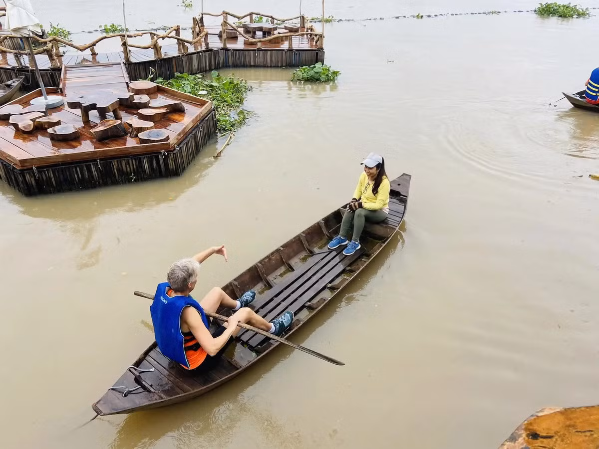 Tại đây, du khách được trải nghiệm chèo xuồng kiểu truyền thống của người dân Nam Bộ.