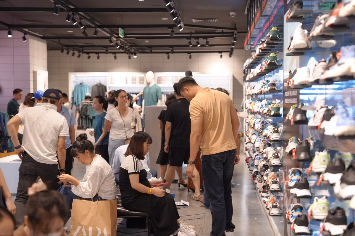 Cũng trong ngày Black Friday (24/11), các thương hiệu thời trang quốc tế đình đám như Zara, Pull&amp;Bear, Stradivarius, ADLV... đồng loạt tung ra các chương trình ưu đãi tốt nhất năm, giảm giá từ 30 - 40% áp dụng tại tất cả các cửa hàng trên toàn hệ thống Vincom. Ảnh: Vincom