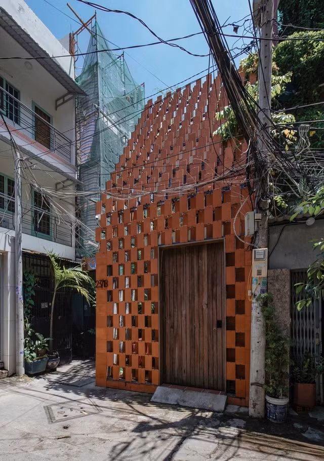 Nằm sâu trong một con hẻm nhỏ gần chợ Thị Nghè (Bình Thạnh, TP HCM), Phuong House là công trình được cải tạo dựa trên ngôi nhà cũ, xây dựng từ những năm 80 với diện tích hơn 30m2.