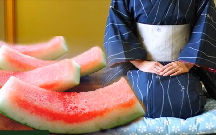 Nhiều người Nhật Bản có thói quen tận dụng phần vỏ cùi dưa hấu để chế biến món ăn, từ nấu canh, xào tỏi, nộm, làm mứt... Ảnh: Internet