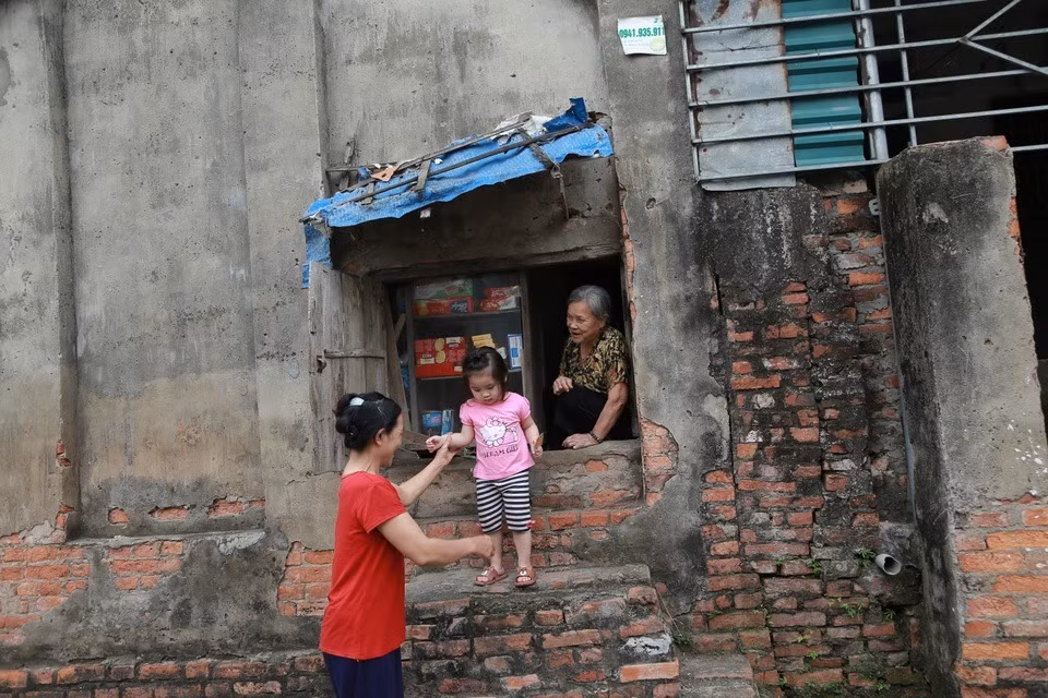 Từng bậc thang phía ngoài đã mòn theo năm tháng. Ảnh: Dân trí