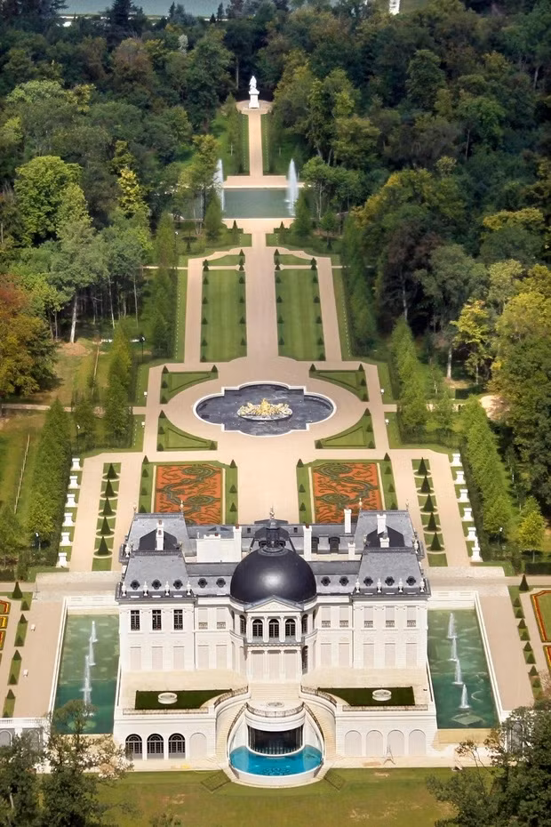 Trong một lần đi du lịch, Thái tử Mohammed có hứng thú với Cung điện Chateau Louis XIV ở Pháp nên chi 315 triệu USD (hơn 7.000 tỷ đồng) để sở hữu công trình này.