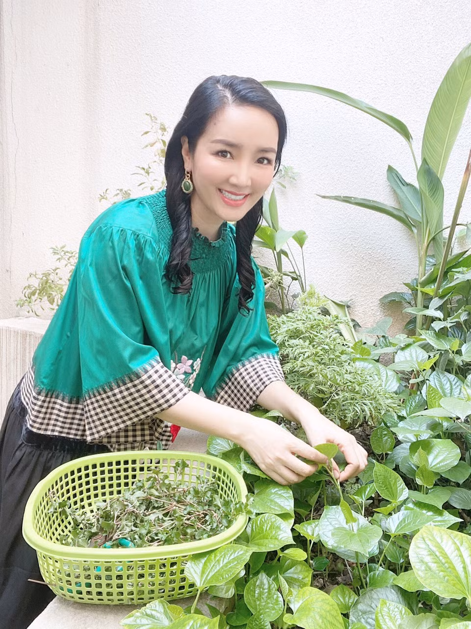 Thời gian rảnh rỗi, Giáng My tỉ mẩn ra vườn nhặt từng lá vàng trên những cành hồng đầy gai nhọn, thậm chí trò chuyện với cỏ, cây, hoa lá... Nguồn ảnh: FBNV