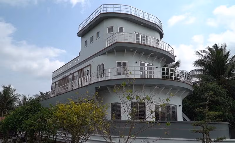 Ông Cao Văn Năm (sinh năm 1950, tên thường gọi Năm Cao) ngụ ấp Bình Tịnh, xã Hòa Tịnh, huyện Mang Thít, Vĩnh Long được nhiều người biết đến khi chi tới 5 tỷ đồng để xây ngôi nhà hình dáng giống du thuyền. Ảnh: Baophapluat