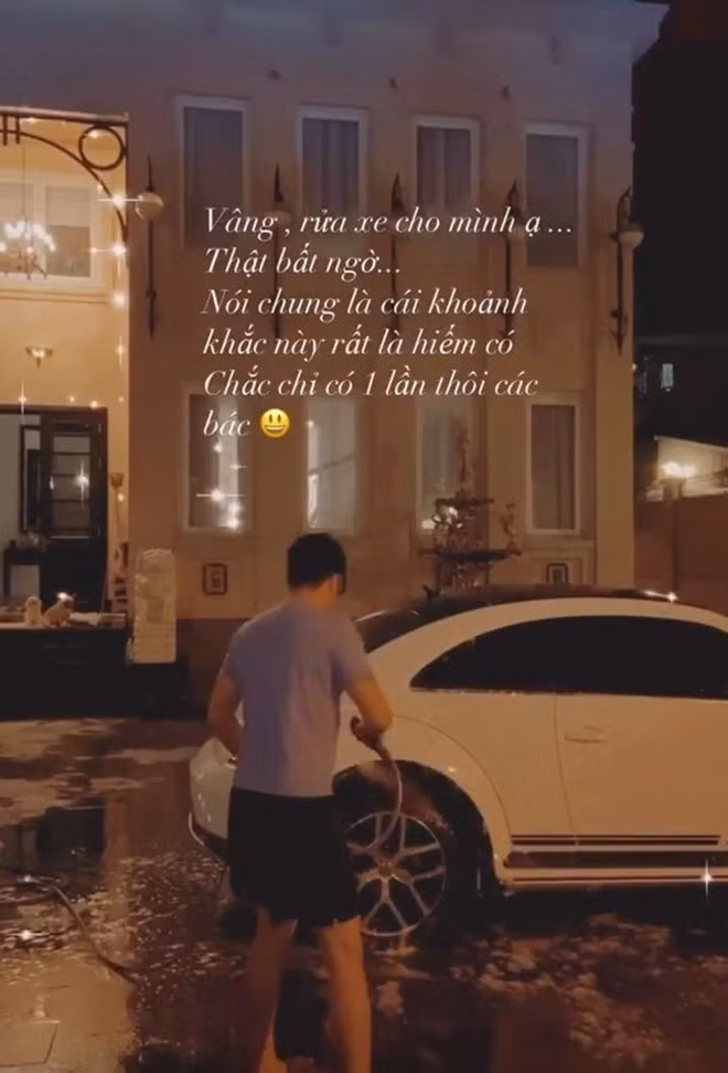Trong một lần khoe Phillip Nguyễn rửa xe, Linh Rin vô tình để lộ khoảng sân rộng rãi và biệt thự to vật vã phía sau.