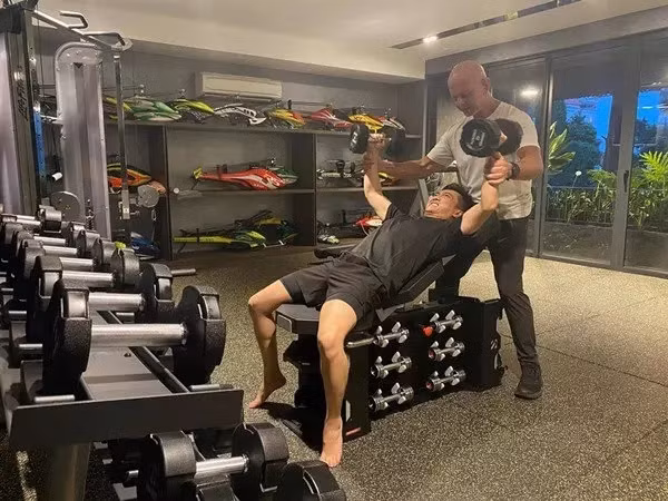Căn nhà có diện tích rộng rãi, thoáng đãng với nhiều tiện ích xịn mịn như gara ô tô bên trong, phòng gym, phòng giải trí,... phục vụ nhu cầu của gia chủ.