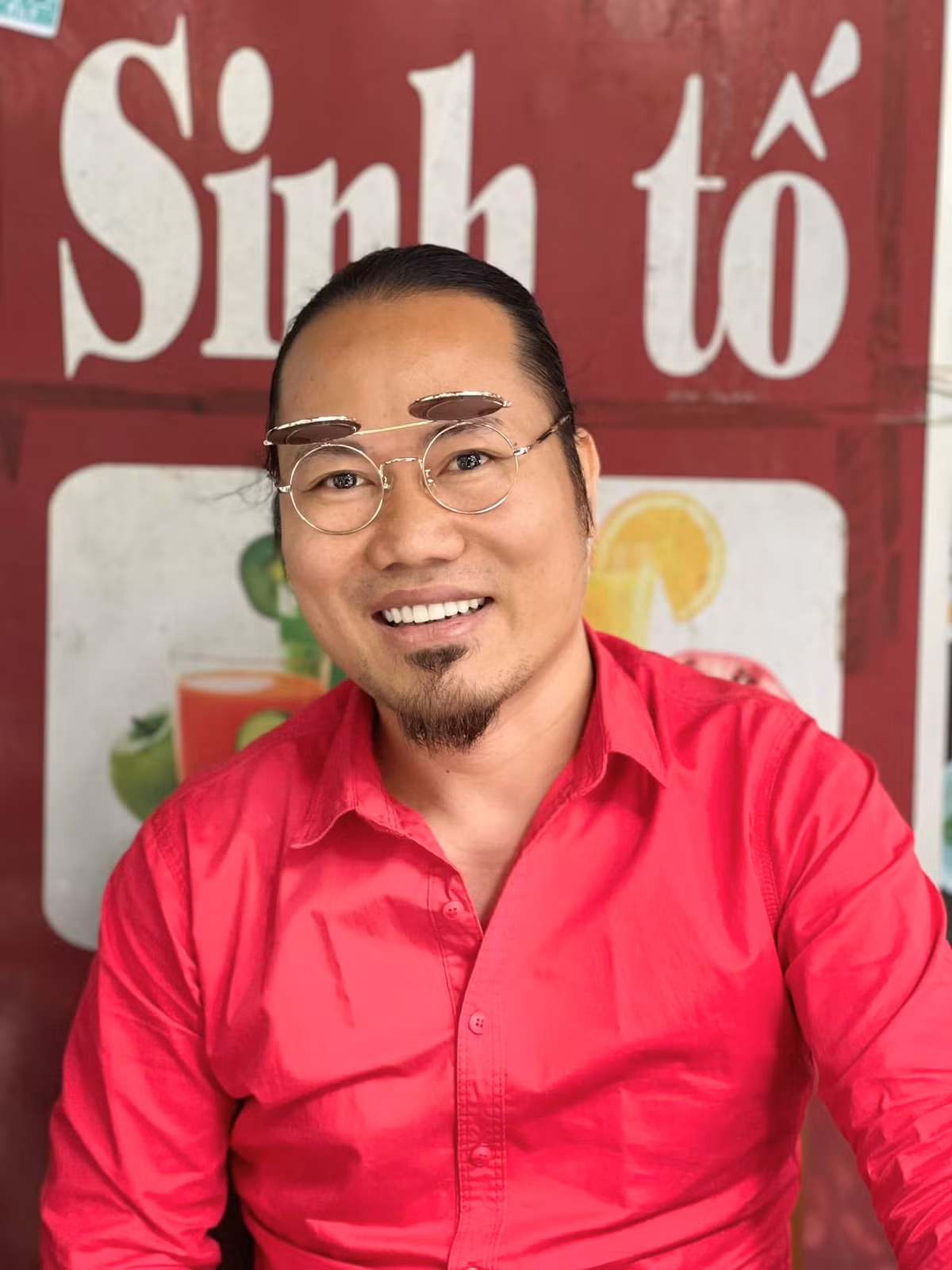  Nghệ sĩ Vượng Râu gắn bó với sân khấu hài miền Bắc từ khá lâu. Nam danh hài vốn quê gốc ở Thiên Trường – Nam Định nhưng lập nghiệp từ rất sớm ở Hà Nội. Ảnh: FBNV