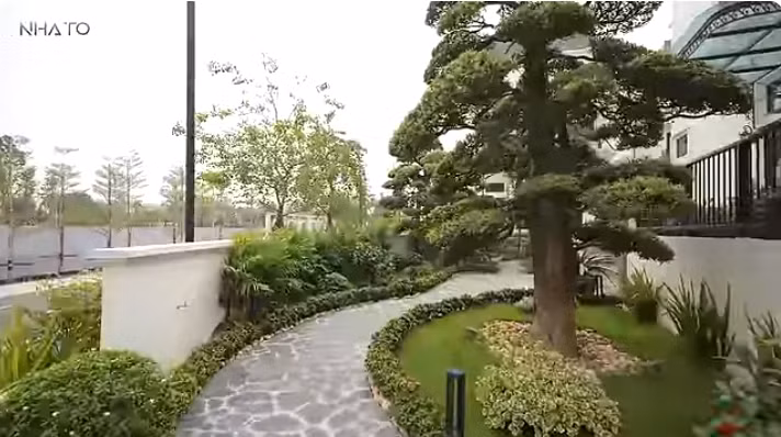 Không gian nhà cực kỳ thoáng đãng, có nguyên một mặt để làm lối vào gara đỗ xe và trồng rất nhiều cây xanh.