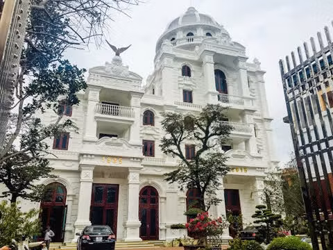 Để xây dựng căn biệt thự này, gia chủ đã chi khoảng hơn 200 tỷ đồng để mua nguyên vật liệu và trả công thợ. Ảnh: ĐSPL