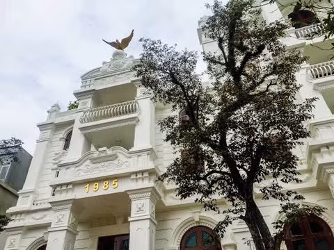 Căn biệt thự thuộc sở hữu của nữ đại gia Tô Thị Thịnh, giám đốc Trung tâm tâm Dạy nghề và Đào tạo lái xe Hùng Vương. Ảnh: ĐSPL